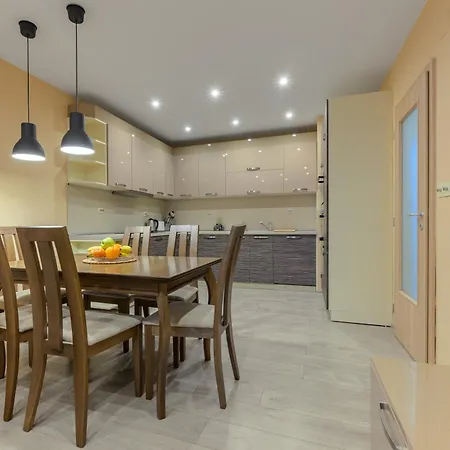 Apartment уютен в град